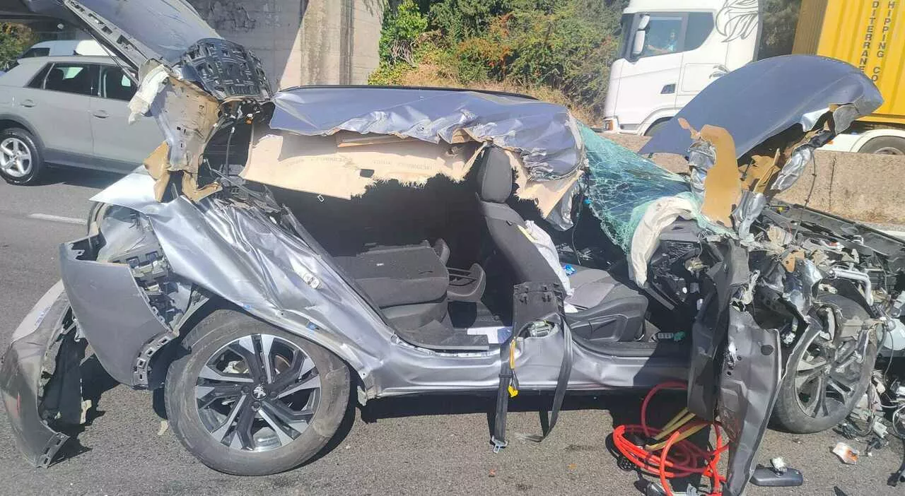 Si schianta contro un autocarro fermo sulla Pontina: un ferito, strada chiusa e traffico deviato