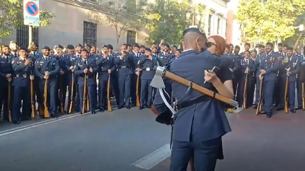 Un miembro del Ejército del aire pide matrimonio a su novia antes del desfile