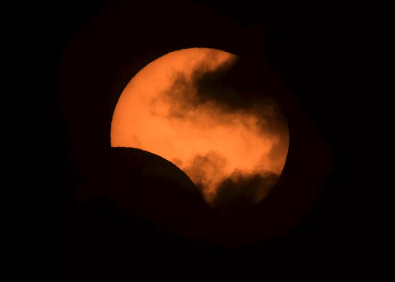 Eclipse solar anular acontece no sábado (14); veja horário e fotos do fenômeno