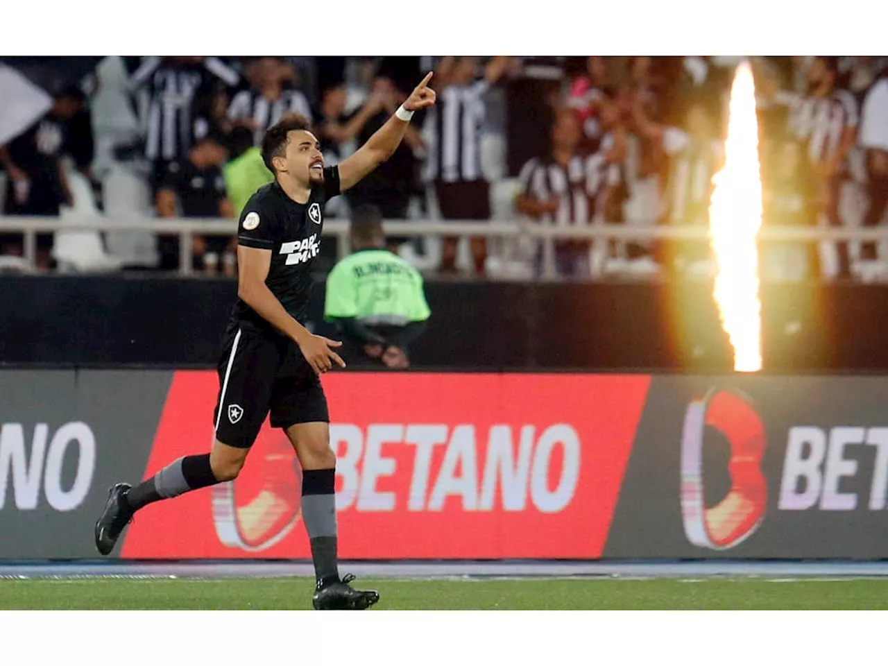 Mais 'solto' em campo, Eduardo tenta dar novo ritmo para o Botafogo deslanchar na reta final do Brasileiro