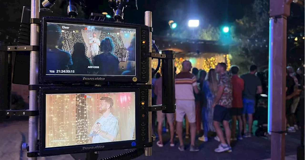 Le chanteur Keen'V sur le tournage de 'Camping paradis' à Martigues