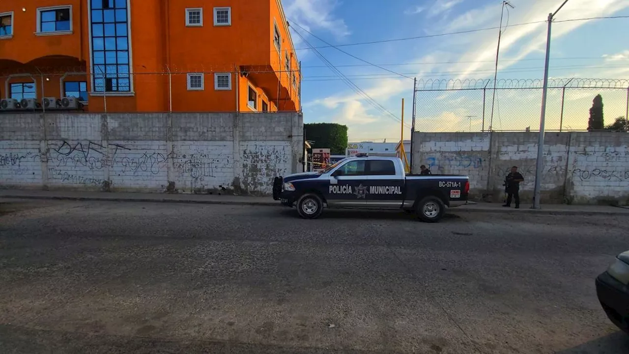 Dos policías municipales de Tijuana son emboscados por hombre con fusil de asalto