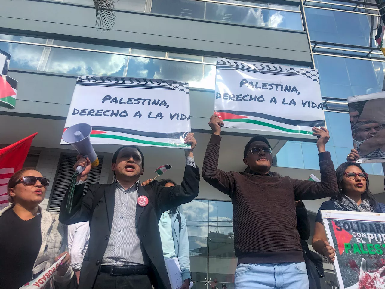 Decenas de personas se solidarizan con Palestina frente a la embajada de Israel en Ecuador