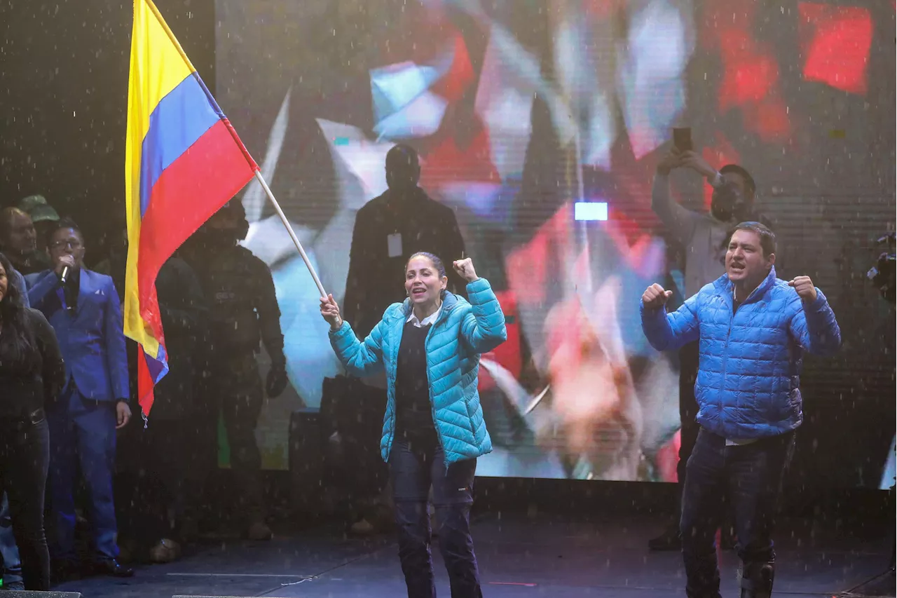 Luisa González lidera un cierre de campaña del correísmo en Quito pasado por agua