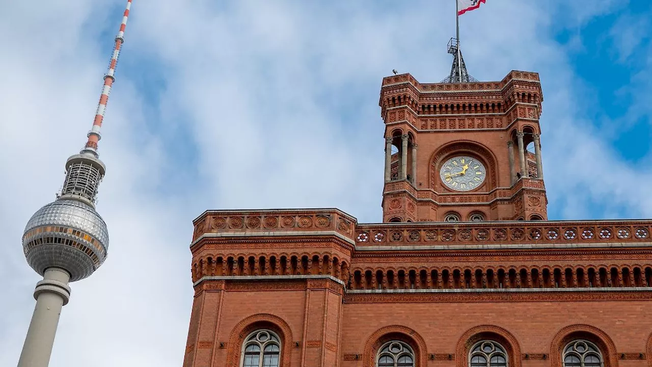 Berlin & Brandenburg: Israel-Flagge vor Berliner Rathaus vom Mast heruntergerissen