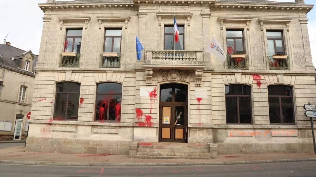 Une mairie une nouvelle fois dégradée après la décision de rouvrir une carrière en Loire-Atlantique