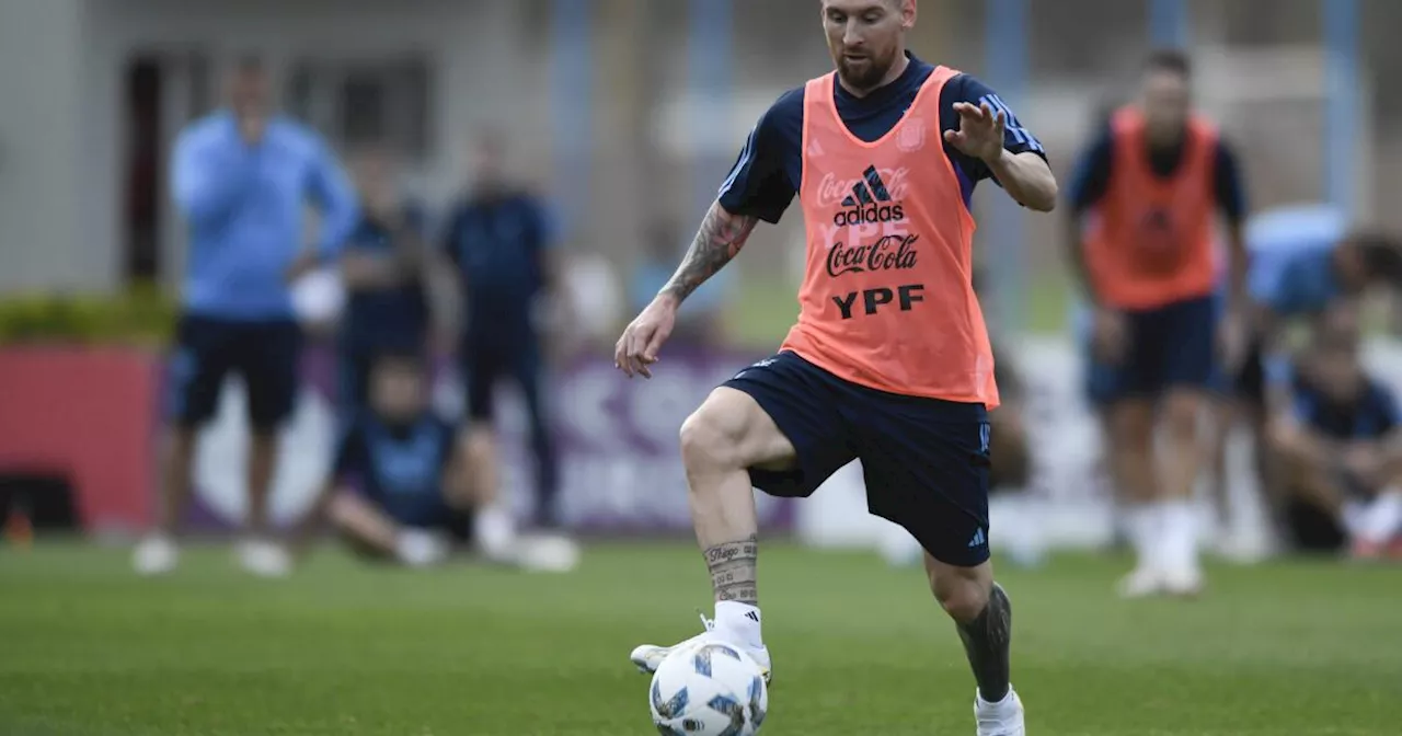 Messi no juega desde el inicio para Argentina y aguarda en la banca ante Paraguay