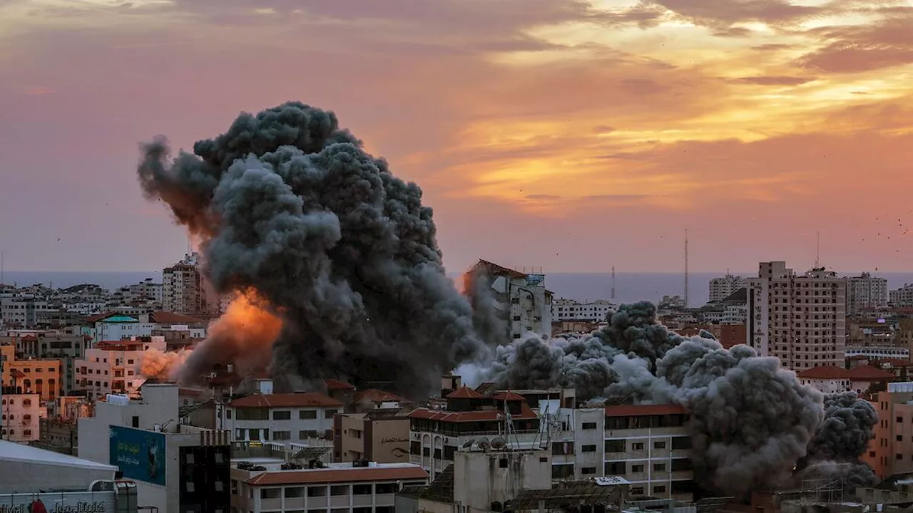 Familjerna flyttar in i skolan - för att undvika bomberna – Krig mellan Hamas och Israel