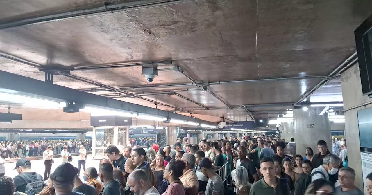 Metrô tem linhas paralisadas e estações fechadas por protesto 'surpresa' de trabalhadores neste feriado