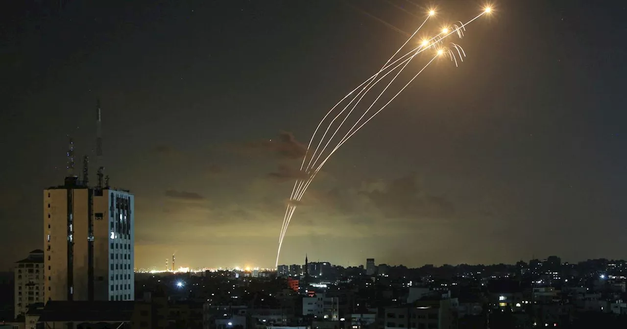 Israel bombardiert weiter Ziele auf Gaza, Hamas erwidern Raketen auf Tel Aviv