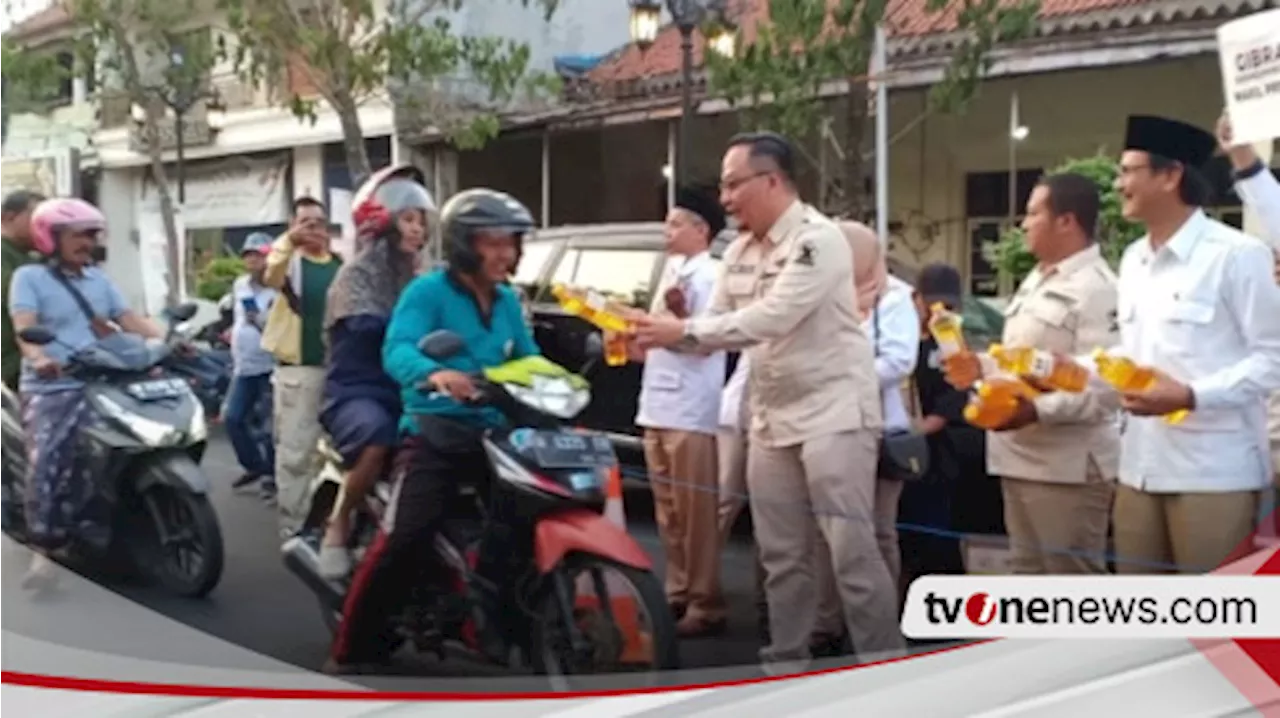 Dukung Gibran Cawapres Prabowo Subianto, Gerindra Gresik Bagikan Minyak Goreng ke Warga