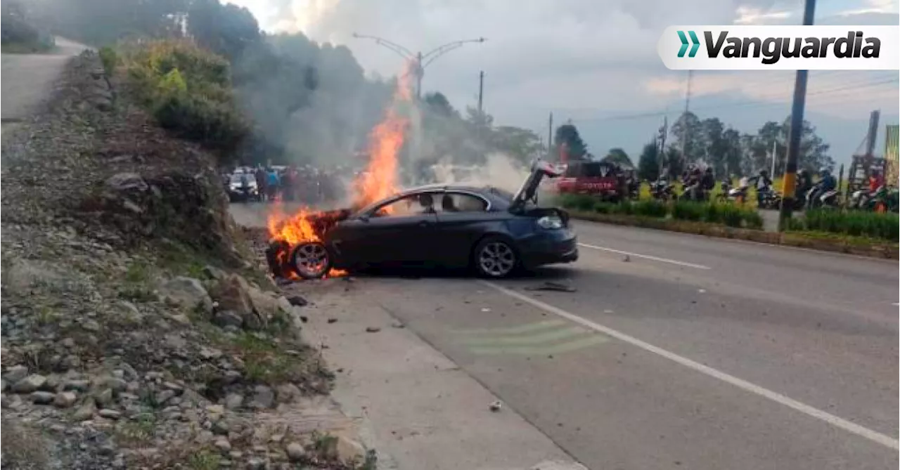 Tras grave accidente de tránsito, un BMW fue consumido por las llamas