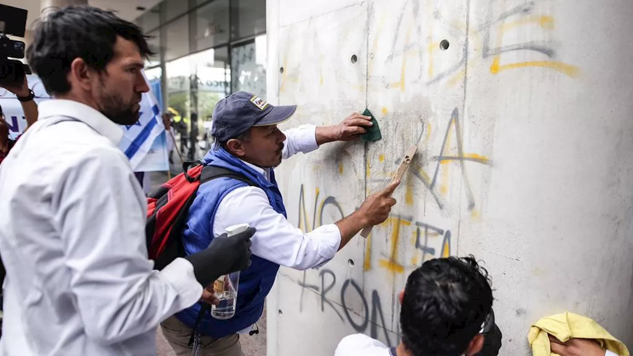 Reforzarán seguridad en Embajada de Israel tras hechos vandálicos contra sede en Bogotá