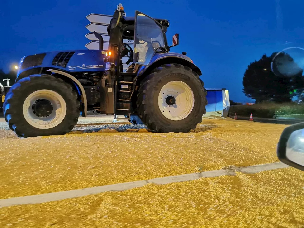 Accident de tracteur à Marmande : 15 tonnes de maïs se renversent sur le rond-point