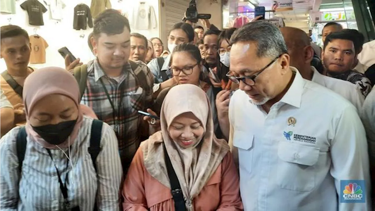 Kunjungi Pasar Tanah Abang, Mendag Zulhas Borong Baju