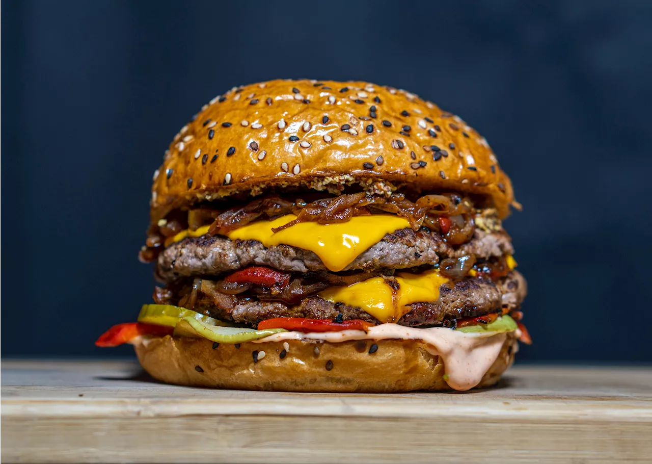 Voici les 8 meilleures adresses où manger un burger à Paris en 2023