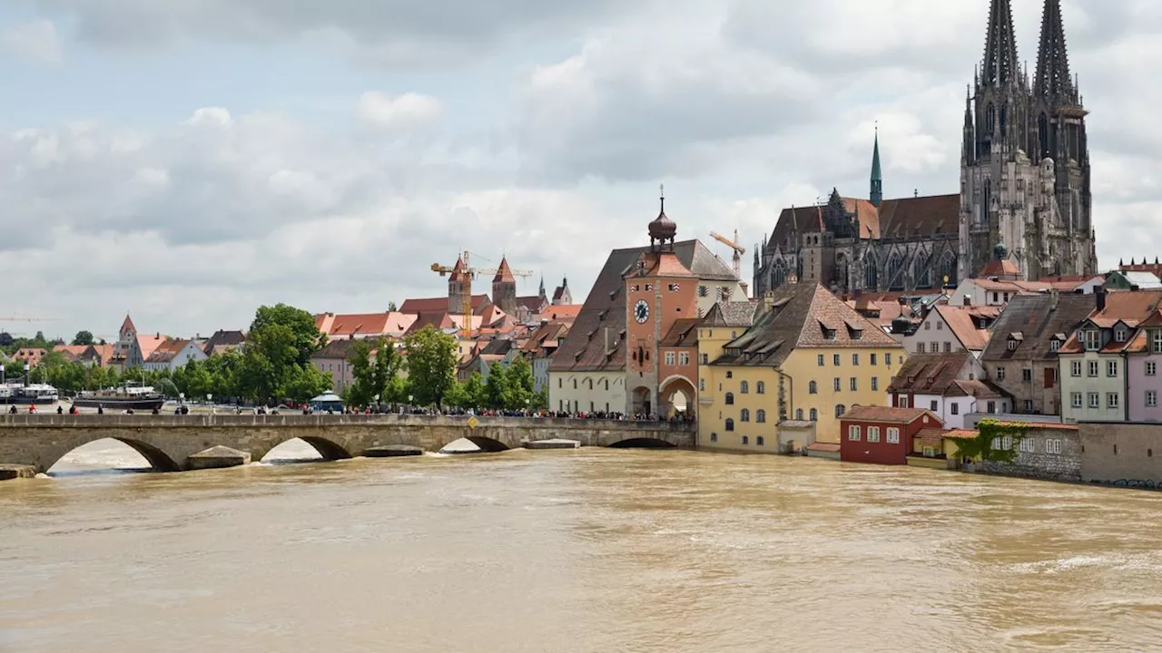 Hinweise auf rechtsextremen Hintergrund: Mann stößt Syrer von Brücke in Regensburg