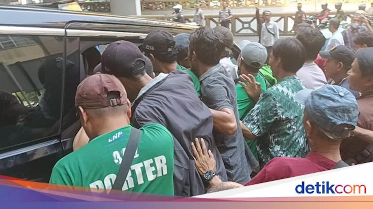 Usai Blusukan Tanah Abang, Zulhas Bagi-bagi Kaos hingga Jam Tangan