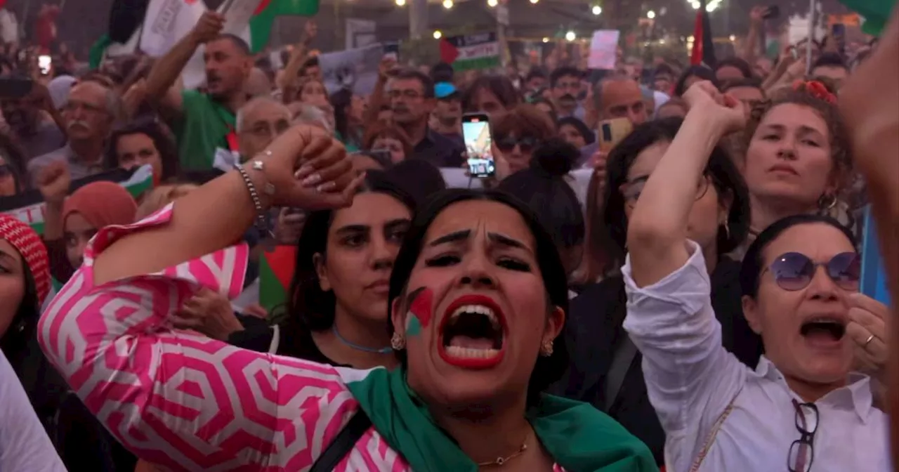 Manifestazione pro Palestina a Roma, in centinaia in piazza con cori e bandiere: “Il popolo palestinese…