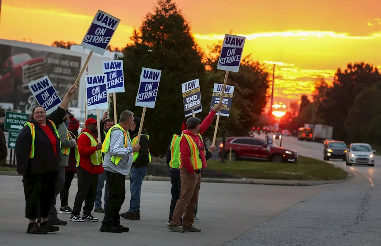 UAW warns of last-minute strikes amid prolonged Detroit talks