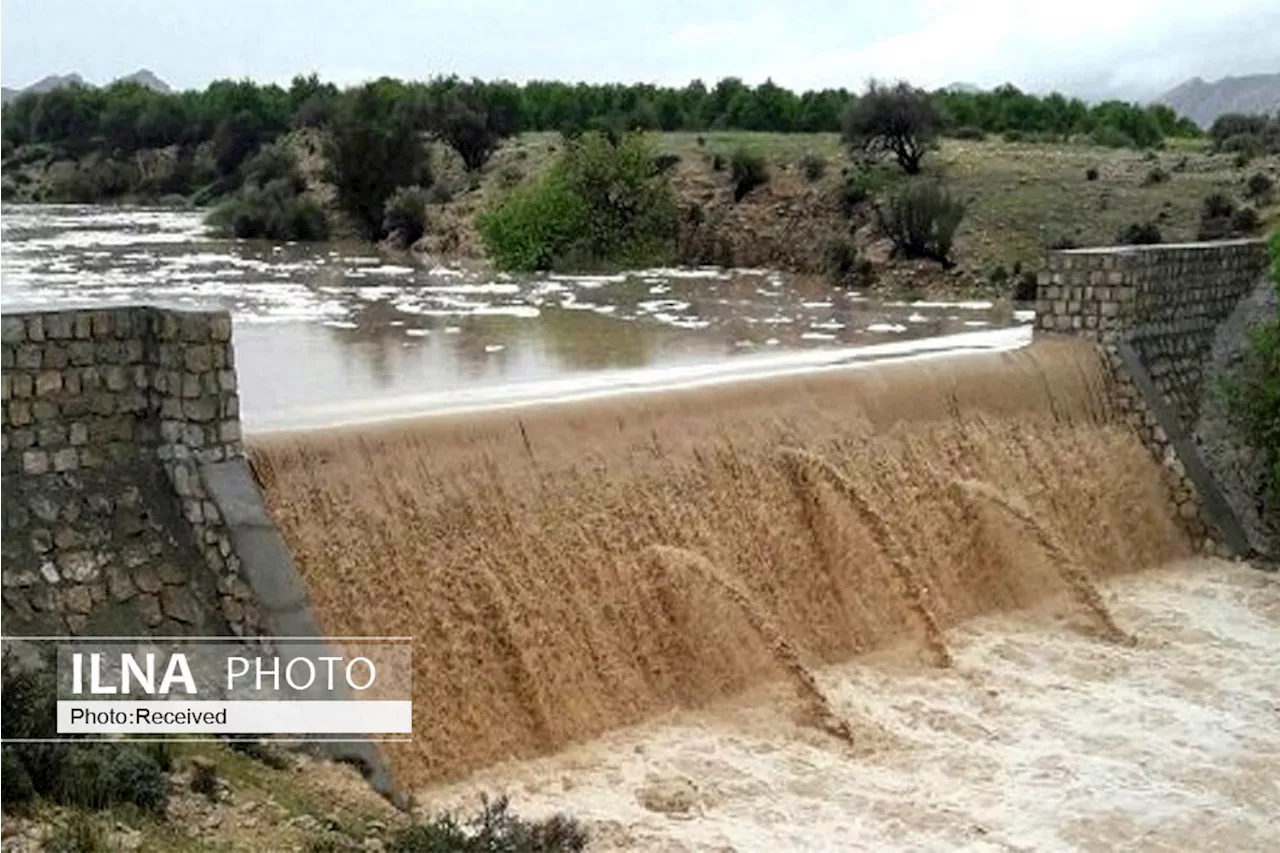 سیلاب مسیر ارتباطی رویان - بلده را مسدود کرد