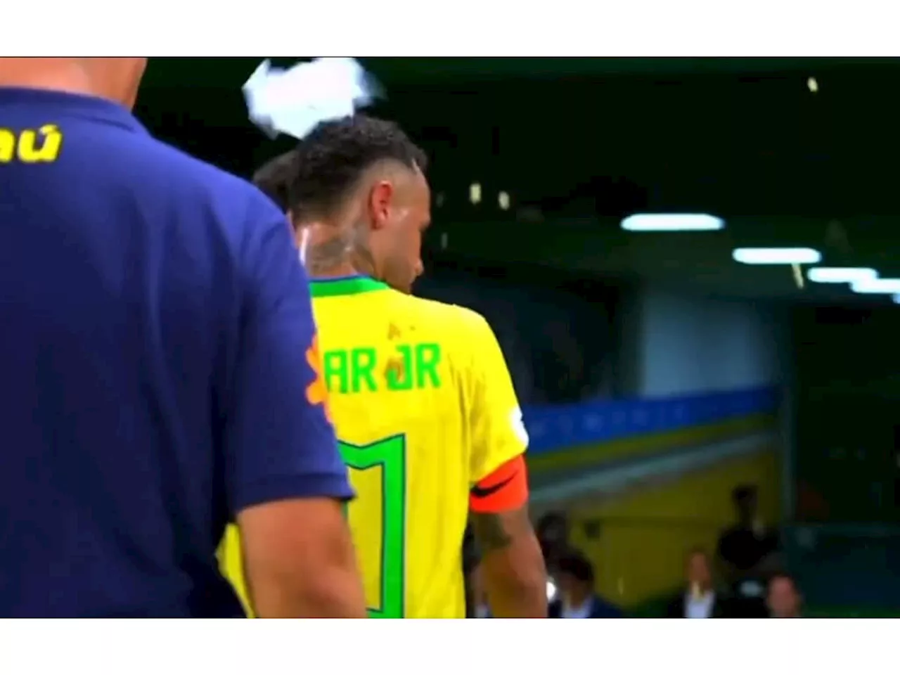 Neymar toma 'chuva de pipoca' após empate entre Brasil e Venezuela e fica irritado