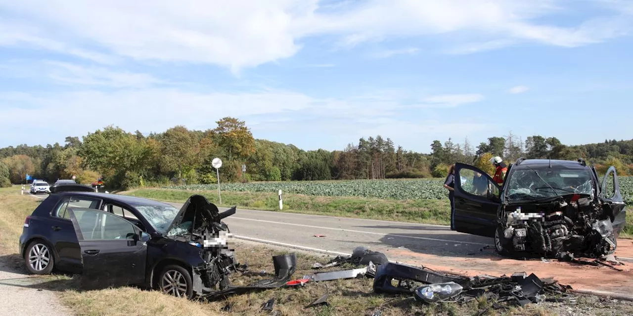 Schwerer Unfall bei Herrieden - eine Tote, drei Verletzte nach Frontalcrash