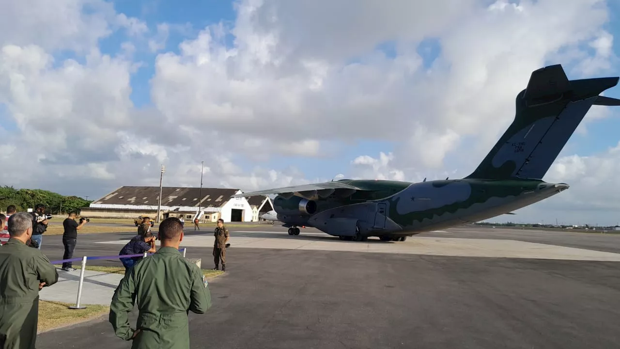 Terceiro avião da FAB com repatriados de Israel chega a Recife