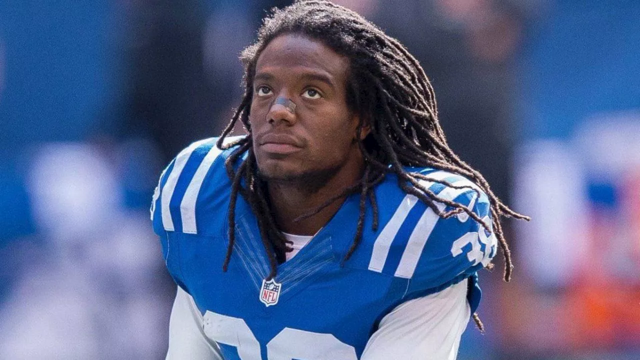 El exjugador de la NFL Sergio Brown es arrestado y acusado de asesinar a su madre