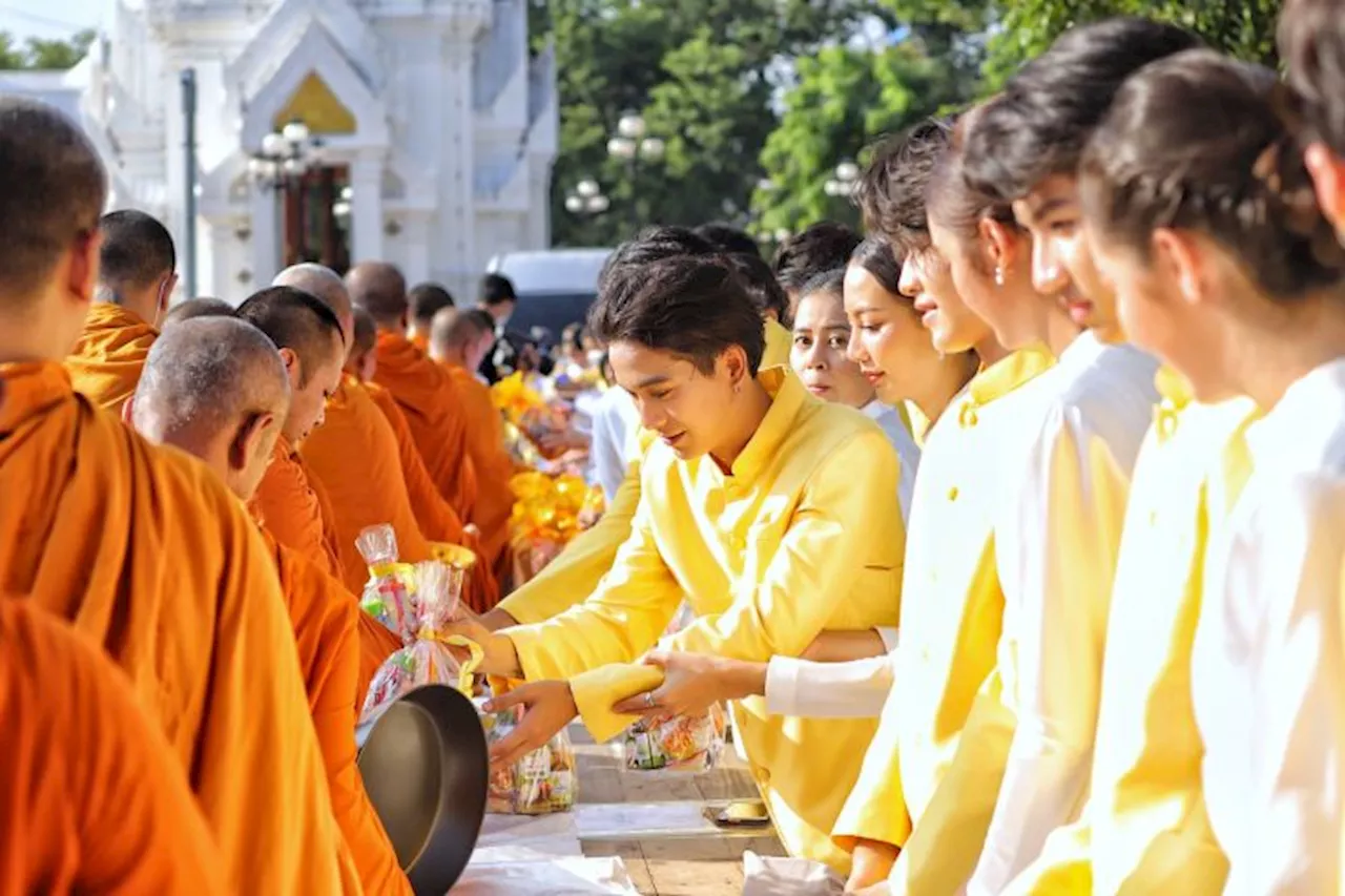 ผู้ว่าฯปทุมธานีนำพสกนิกรทำบุญตักบาตรถวายเป็นพระราชกุศล ในหลวง ร.9“วันนวมินทรมหาราช”