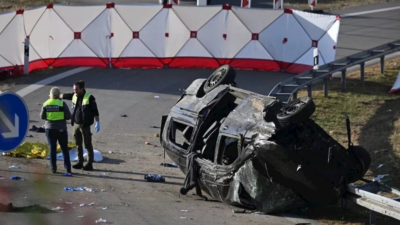 Verkehr: Sechsjähriges Kind unter Toten bei schwerem Autounfall