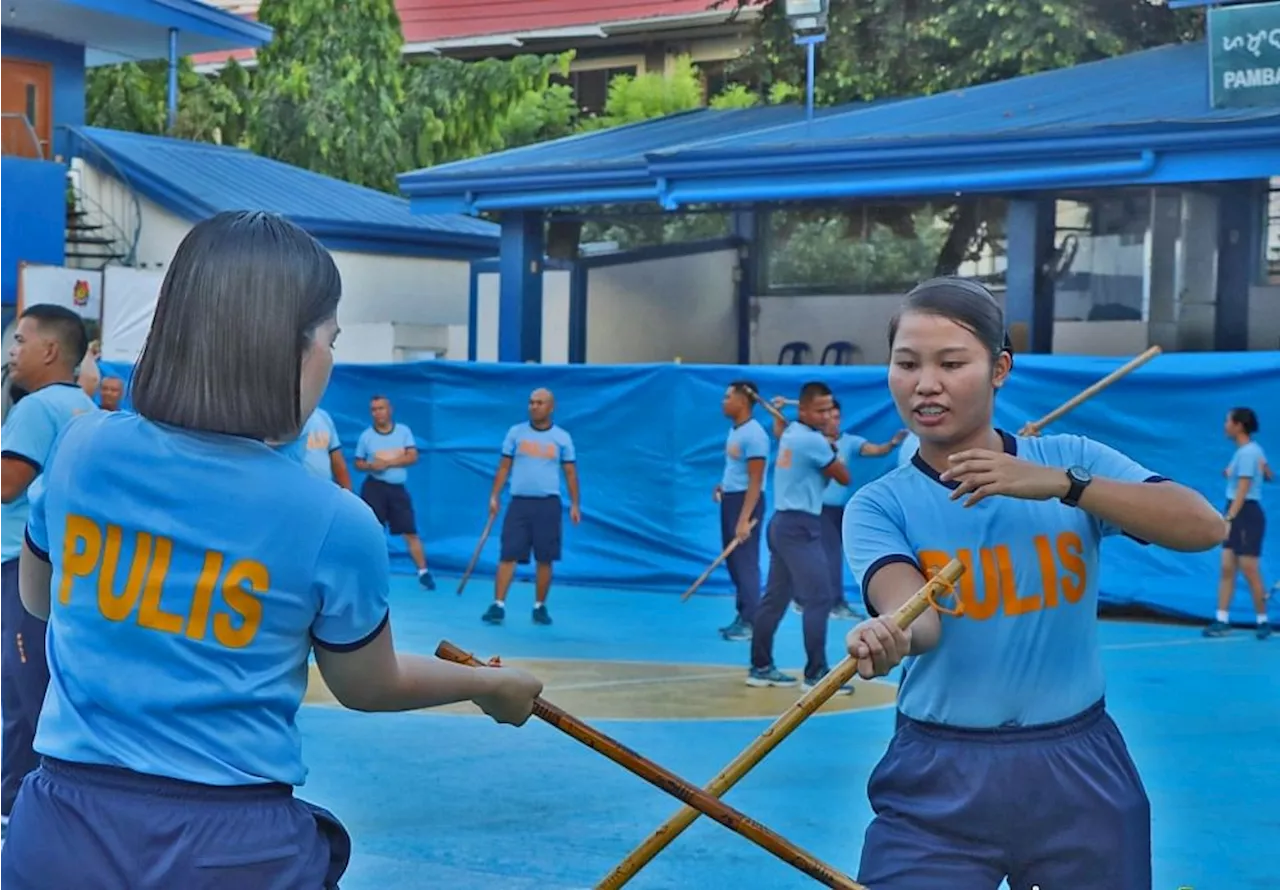 Mga polis gitudloan og arnis