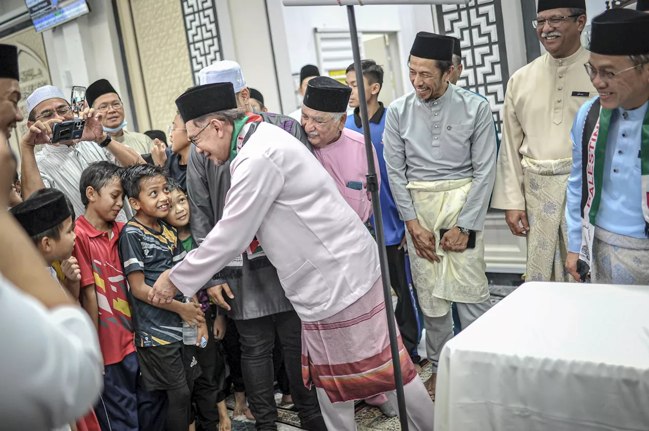 Anwar solat Jumaat di Masjid Mahmoodiah Putrajaya