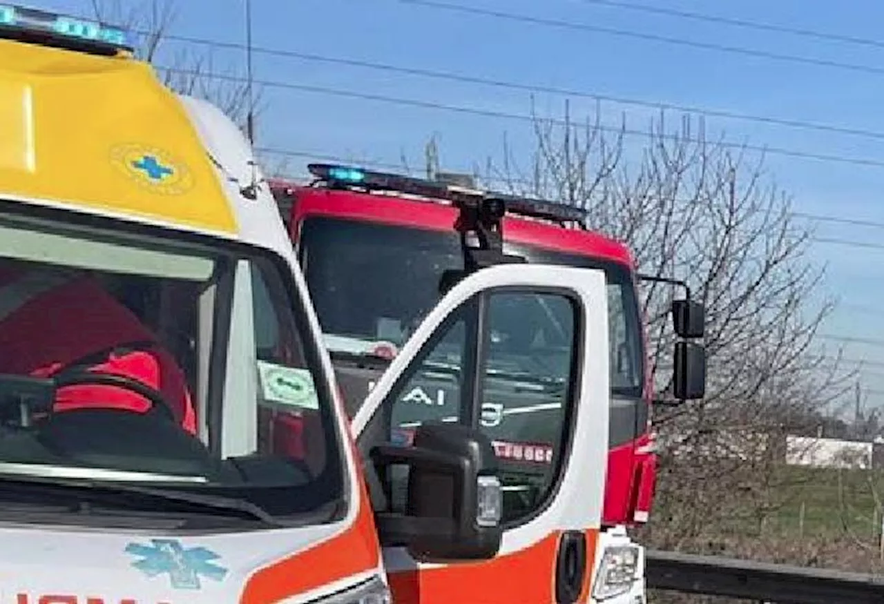 Incidente oggi nel trevigiano, scontro furgone-bus: due morti a Montebelluna