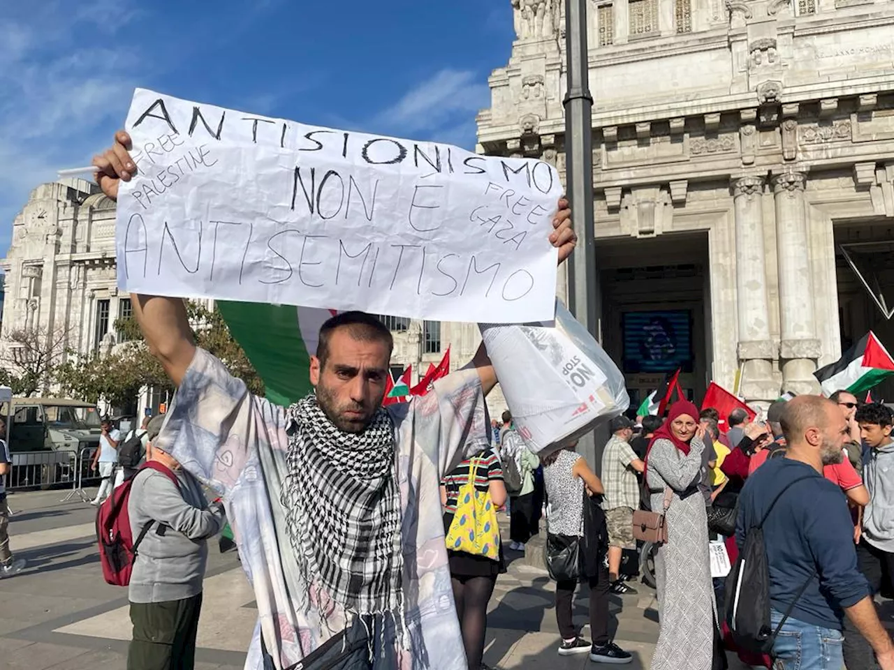 Milano, sfila il sostegno alla Palestina: 'Israele terrorista, non ci arrenderemo'