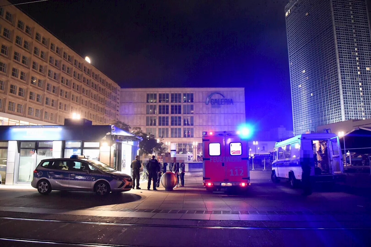 Teenager will schlichten und wird am Alexanderplatz niedergestochen