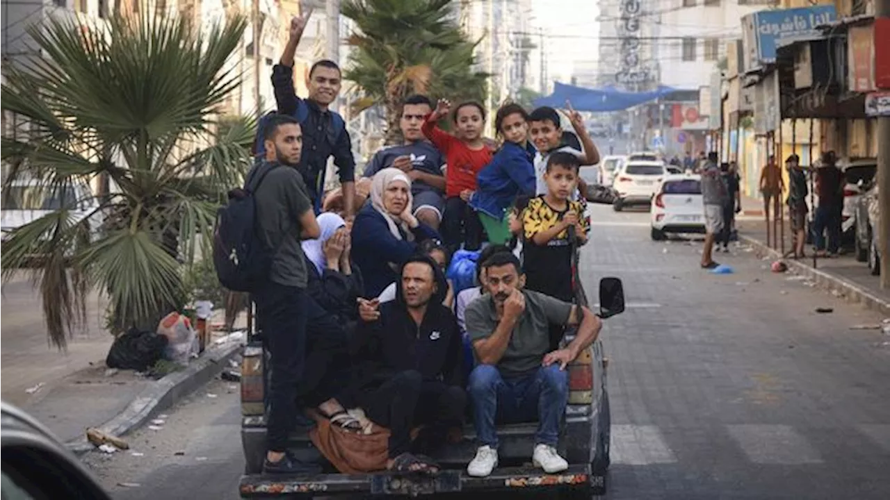 Cara Warga Gaza Evakuasi di Tengah Perang: Naik Truk-Gerobak Keledai