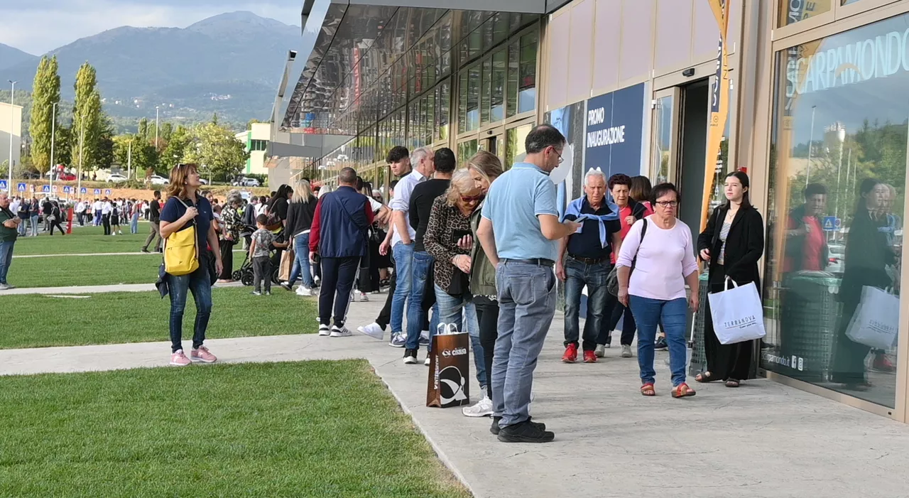 Rieti-Cittaducale, parco commerciale: partenza boom con migliaia di persone / Le foto