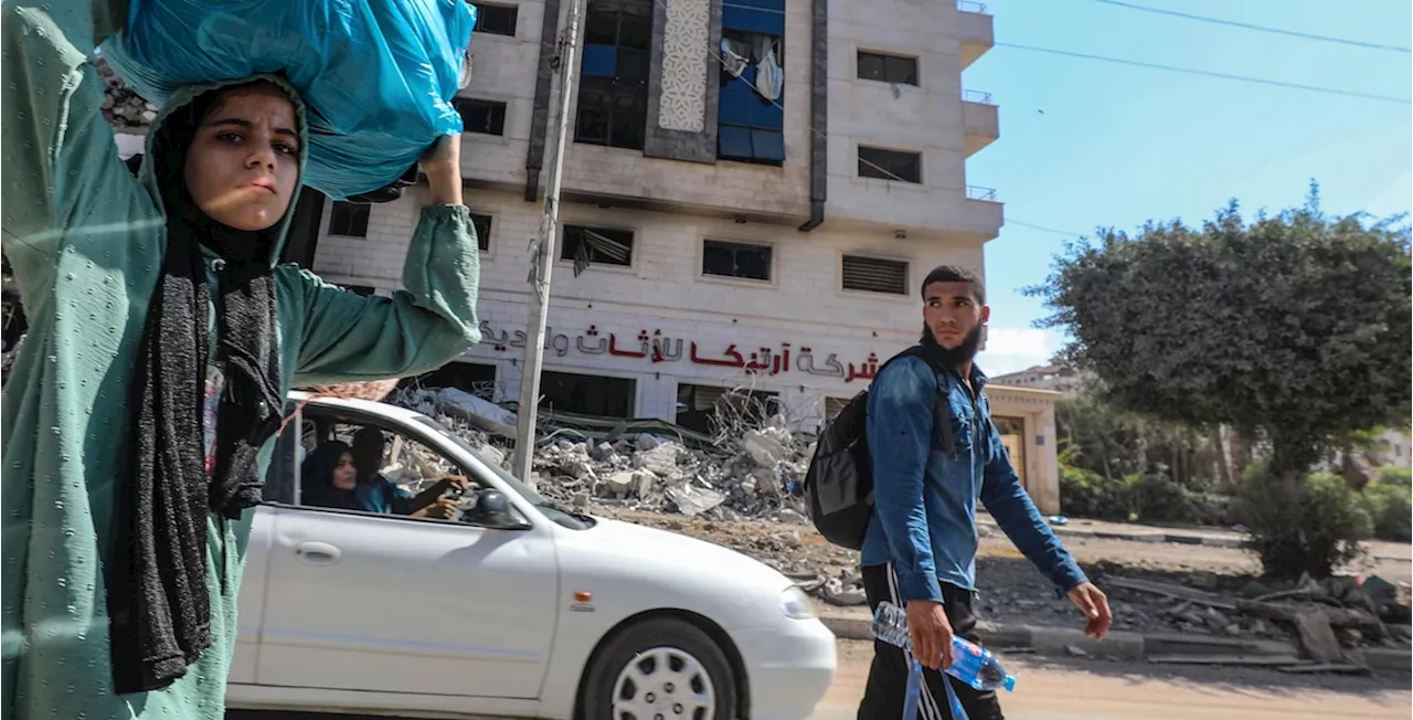 Le foto dei palestinesi che se ne vanno dal nord della Striscia di Gaza