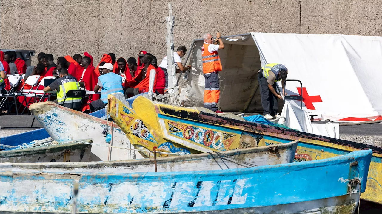 Crisis migratoria: 430 migrantes rescatados en aguas de Canarias