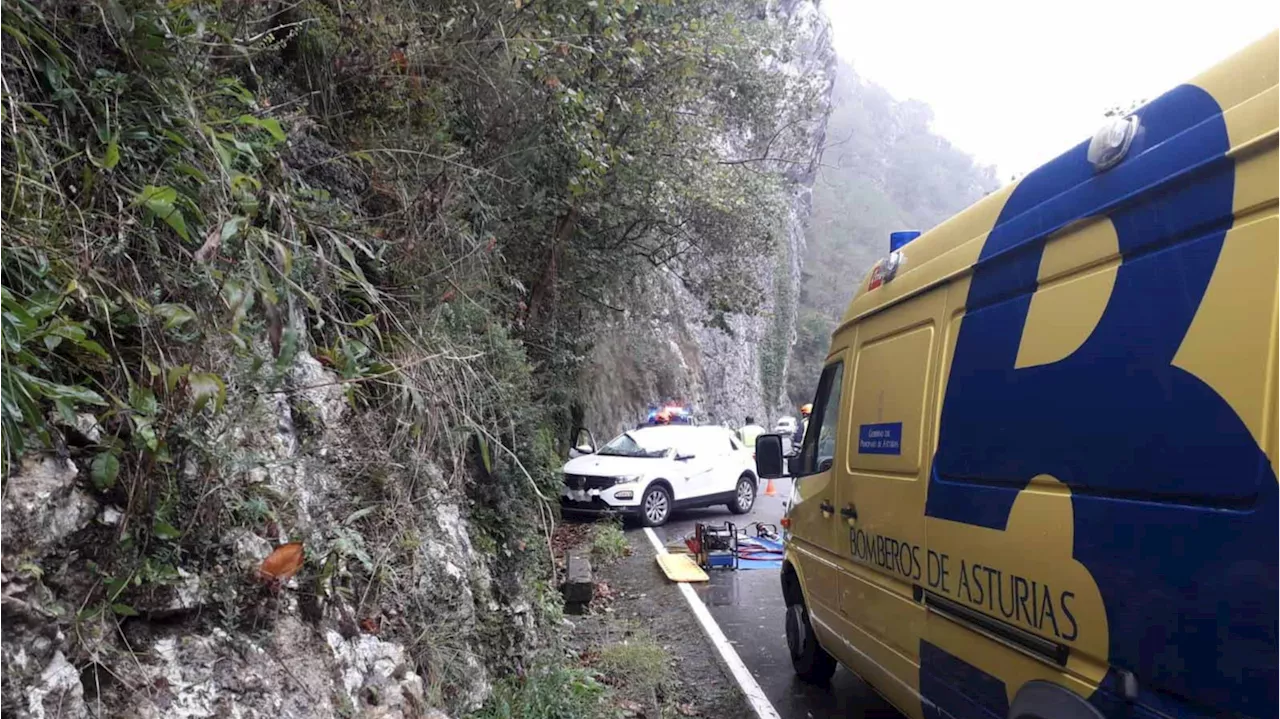 Fallece un conductor aplastado por una roca en una carretera de Asturias