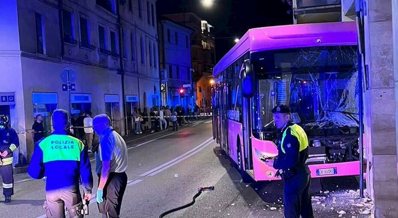 Mestre. Autobus di linea va a sbattere contro una colonna dei portici in via Carducci