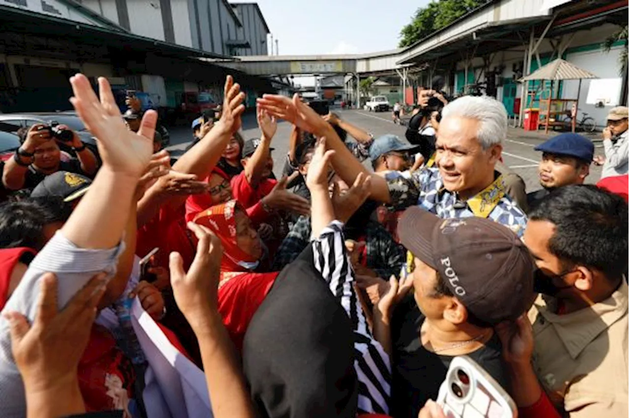 Sorak Sorai Ribuan Buruh Warnai Kunjungan Ganjar Pranowo di Pabrik Kapal Api