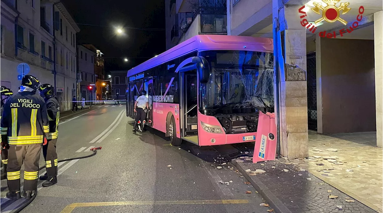 Mestre, ancora un incidente: bus di linea contro un pilastro, 15 feriti