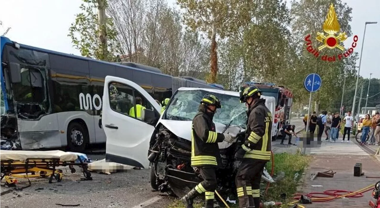 Montebelluna (Treviso), scontro tra furgone e bus: due morti e tre feriti