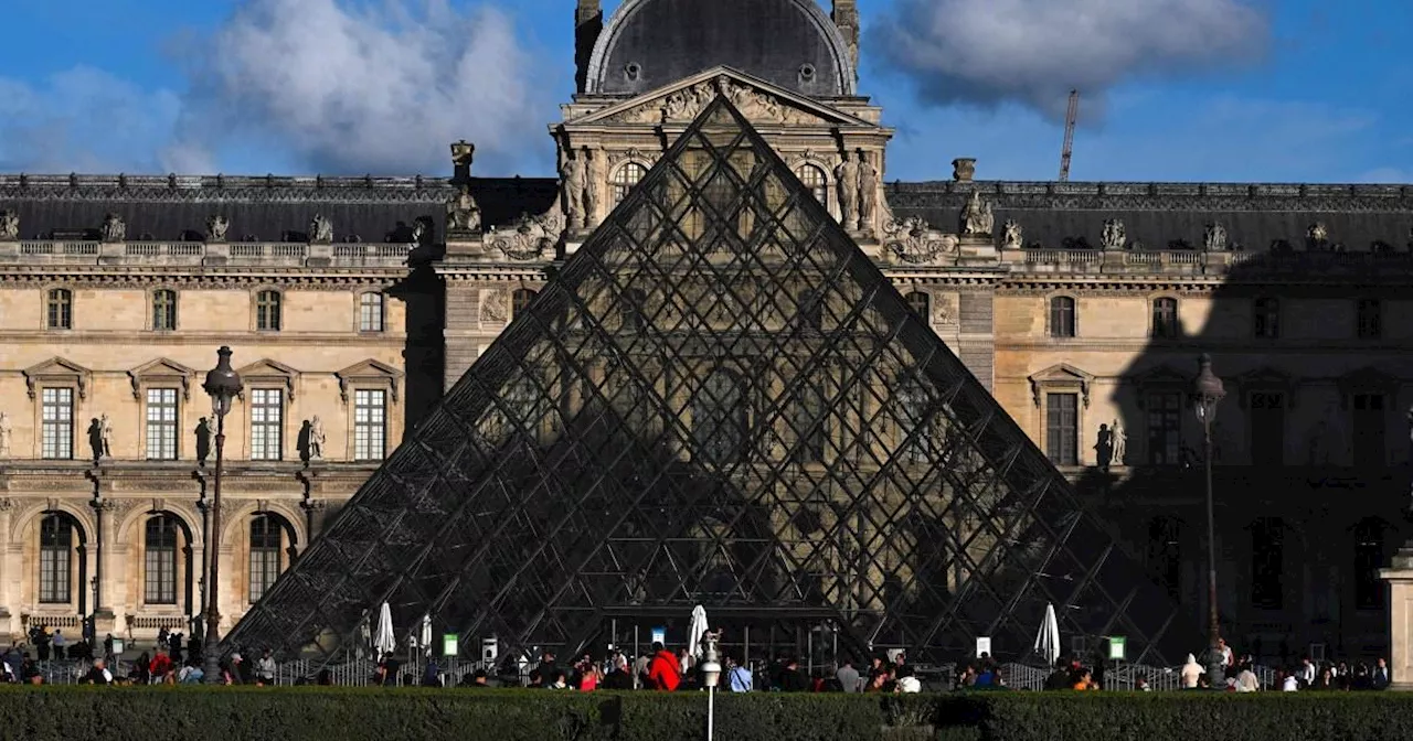 Louvre forced to close over 'bomb threat' amid terror alert in France