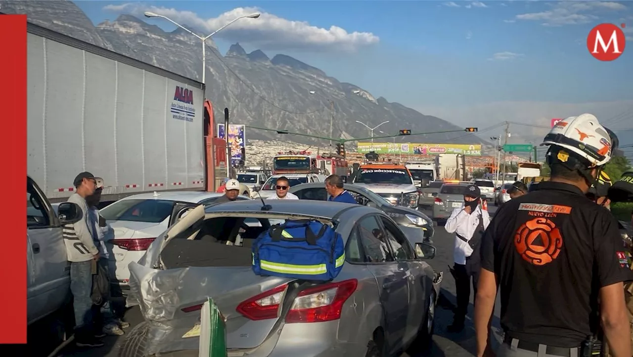 Hombre resulta prensado en choque múltiple en Santa Catarina