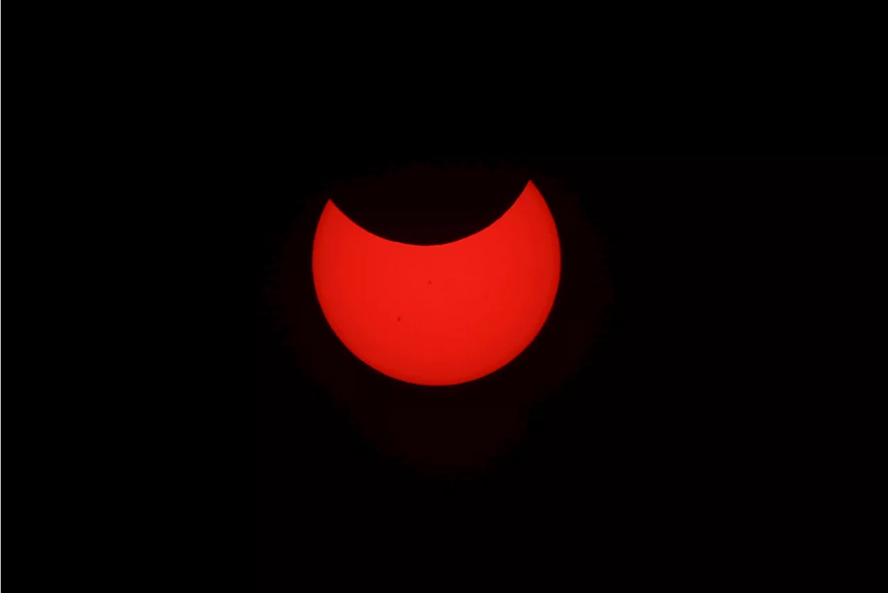 Un eclipse solar anular inicia su recorrido por el norte del continente americano