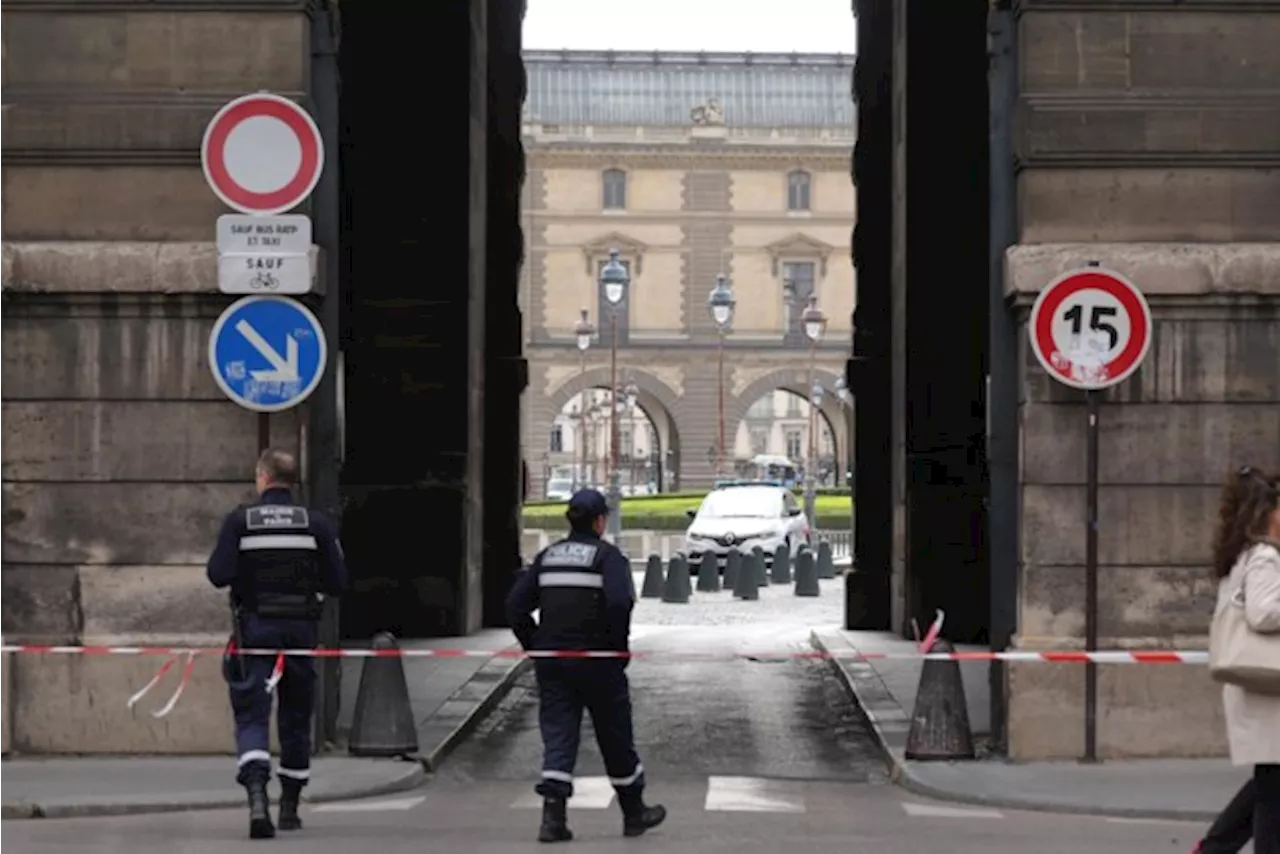 Bommeldingen in Louvre en Versailles blijken vals alarm, binnenlandminister wil “gevaarlijke” buitenlanders he