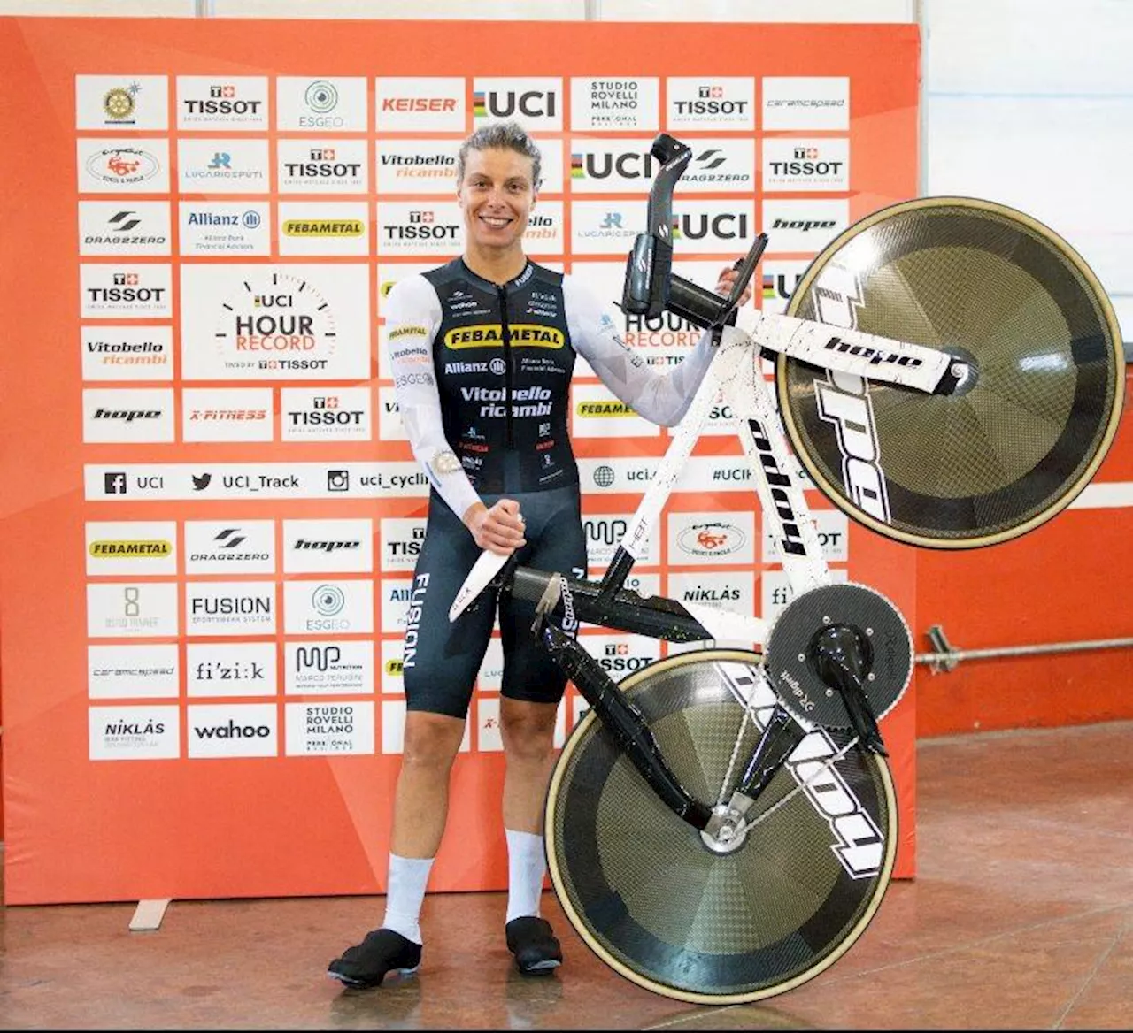 Flying Vittoria Bussi becomes first woman to break 50km barrier as she reclaims UCI Hour Record